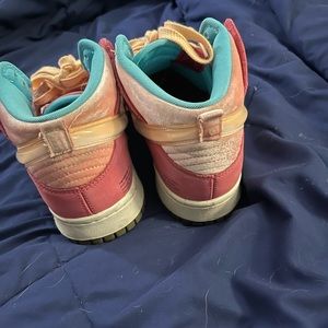 nike strawberry milk dunk mid (social status) slightly used